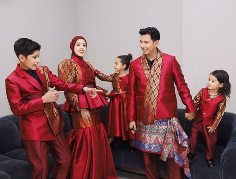 Harmonis Selalu, 6 Potret Keluarga Sonny Septian dan Fairuz yang Hobi Pakai Outfit Serasi