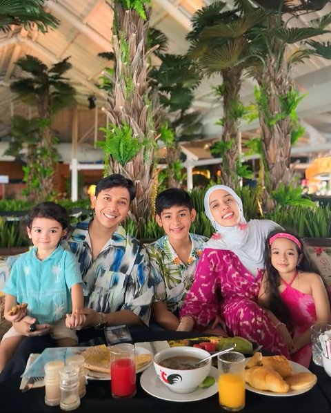 Harmonis Selalu, 6 Potret Keluarga Sonny Septian dan Fairuz yang Hobi Pakai Outfit Serasi