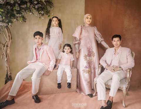 Harmonis Selalu, 6 Potret Keluarga Sonny Septian dan Fairuz yang Hobi Pakai Outfit Serasi