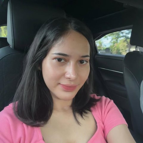 Dikenal sebagai Tiktoker yang Selalu Tampil Cantik dengan Outfit dan Makeup Simple, Intip Potret Dilan Janiyar saat Selfie