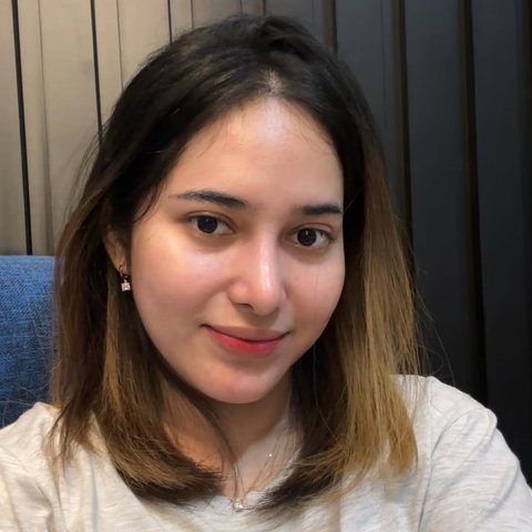 Dikenal sebagai Tiktoker yang Selalu Tampil Cantik dengan Outfit dan Makeup Simple, Intip Potret Dilan Janiyar saat Selfie