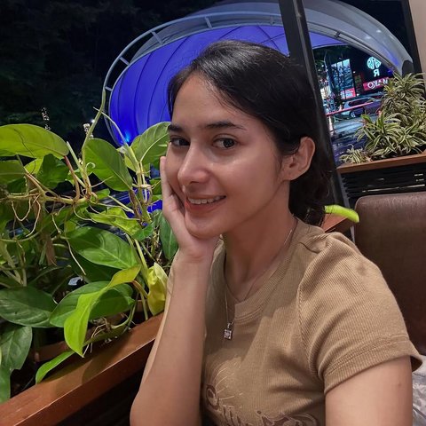 Dikenal sebagai Tiktoker yang Selalu Tampil Cantik dengan Outfit dan Makeup Simple, Intip Potret Dilan Janiyar saat Selfie