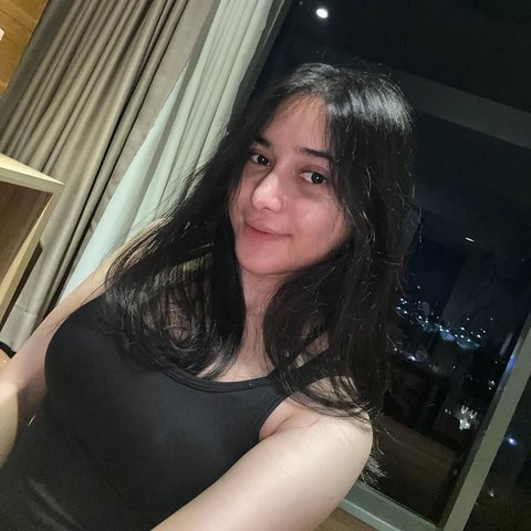 Dikenal sebagai Tiktoker yang Selalu Tampil Cantik dengan Outfit dan Makeup Simple, Intip Potret Dilan Janiyar saat Selfie
