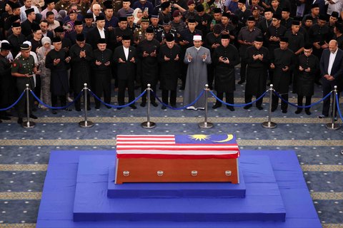 Perdana Menteri Malaysia Anwar Ibrahim memberikan penghormatan terakhir kepada mantan Perdana Menteri Malaysia Abdullah Ahmad Badawi, saat peti jenazah Abdullah disemayamkan di Masjid Nasional Kuala Lumpur, Malaysia, (15/04/2025)