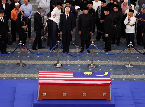 Menteri Senior Singapura Lee Hsien Loong didampingi istrinya Ho Ching, memberikan penghormatan terakhir kepada mantan Perdana Menteri Malaysia Abdullah Ahmad Badawi, saat peti jenazah Abdullah disemayamkan di Masjid Nasional Kuala Lumpur, Malaysia, (15/04/2025)