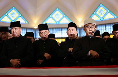 Perdana Menteri Malaysia Anwar Ibrahim memberikan penghormatan terakhir kepada mantan Perdana Menteri Malaysia Abdullah Ahmad Badawi, saat peti jenazah Abdullah disemayamkan di Masjid Nasional Kuala Lumpur, Malaysia, (15/04/2025)