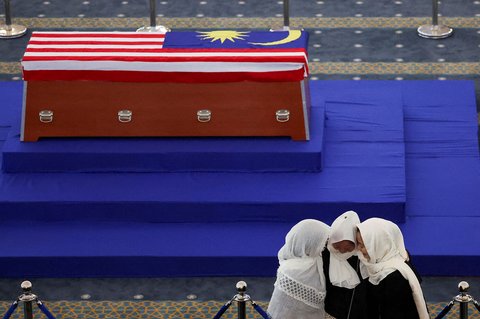 Persemayaman mantan Perdana Menteri Malaysia Abdullah Ahmad Badawi, saat peti jenazah Abdullah disemayamkan di Masjid Nasional Kuala Lumpur, Malaysia, (15/04/2025)