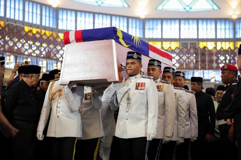 Anggota Angkatan Bersenjata Malaysia membawa peti jenazah mantan Perdana Menteri Abdullah Ahmad Badawi saat  upacara pemakamannya di Masjid Nasional Kuala Lumpur, Malaysia, (15/04/2025)