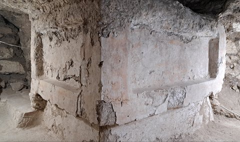 Arkeolog Temukan Kerangka Bocah di Altar Maya dari 300 SM, Dikubur dalam Keadaan Duduk