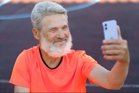 Smartphone Tak Selalu Buruk, Justru Lindungi Lansia dari Demensia