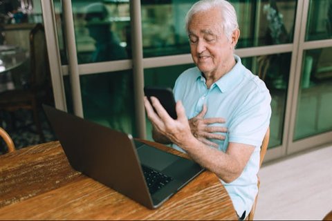 Smartphone Tak Selalu Buruk, Justru Lindungi Lansia dari Demensia