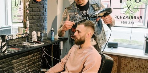 Model Gaya Rambut Botak Terpopuler 2025, Bikin Penampilan Makin Macho