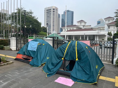 Potret Demonstran Gelar Tenda Depan Balai Kota Jakarta Protes Buruknya Pelayanan Bank DKI