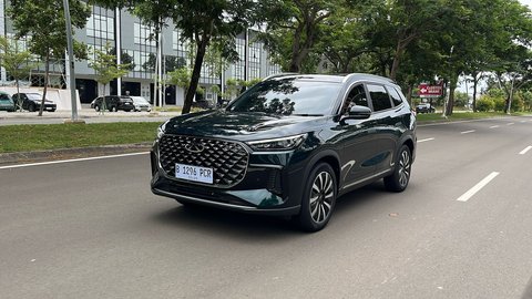 Uji coba berkendara Chery Tiggo 8 CSH dilakukan di area PIK, Jakarta pada hari Selasa, 15 April 2025.