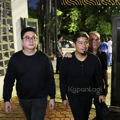 Potret Bams Eks Samsons dan Desiree Tarigan Melayat ke Rumah Duka Hotma Sitompul, Rieta Amalia Setia Dampingi Owner Mamitoko