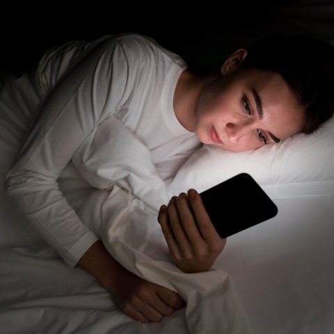 Main HP Sebelum Tidur Picu Insomnia dan Ganggu Kualitas Istirahat, Studi Ungkap Fakta Mengejutkan