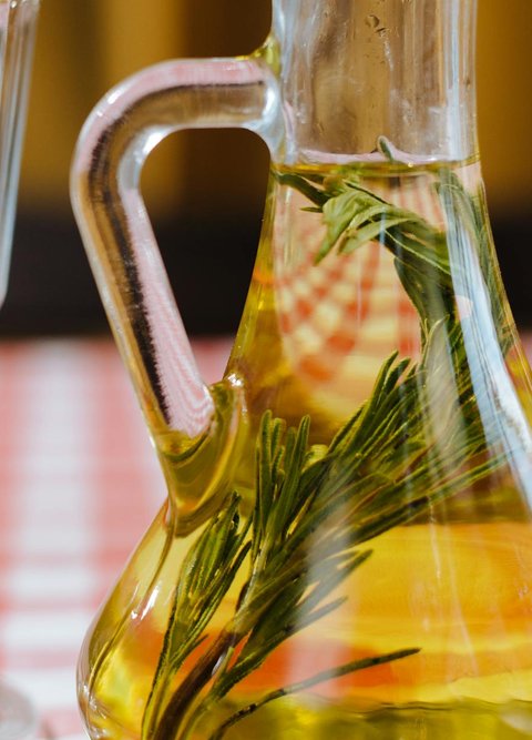 Ilustrasi Rosemary Oil