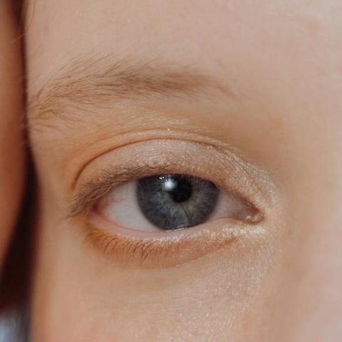 Ilustrasi Alis Tipis