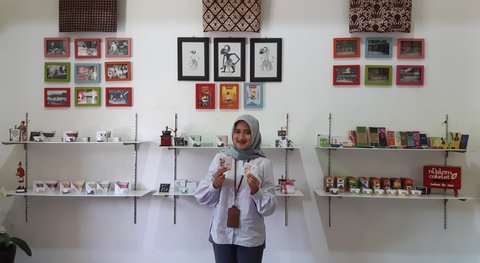 Amalia menunjukkan beberapa produk Cokelat nDalem saat ditemui merdeka.com di store.