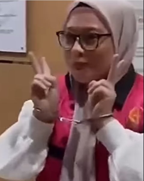 Benar-Benar Tak Tahu Malu, Eks Sekda Kendari Tebar Senyum dan Pose 2 Jari Usai Ditetapkan Tersangka Kasus Dugaan Korupsi