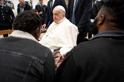 Momen Paus Fransiskus Temui Puluhan Narapidana saat Peringati Kamis Putih di Roma, Disambut Seruan 'Doakan Palestina'