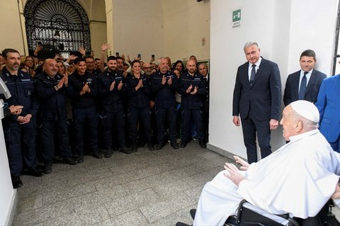 Momen Paus Fransiskus Temui Puluhan Narapidana saat Peringati Kamis Putih di Roma, Disambut Seruan 'Doakan Palestina'