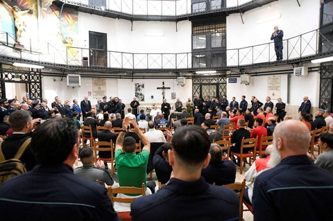 Momen Paus Fransiskus Temui Puluhan Narapidana saat Peringati Kamis Putih di Roma, Disambut Seruan 'Doakan Palestina'