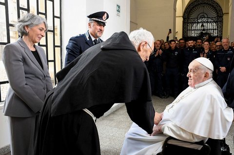 Momen Paus Fransiskus Temui Puluhan Narapidana saat Peringati Kamis Putih di Roma, Disambut Seruan 'Doakan Palestina'