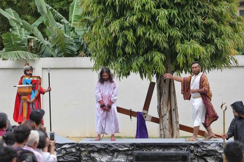 Khidmat Umat Katolik Peragakan Tablo Jalan Salib saat Peringati Jumat Agung
