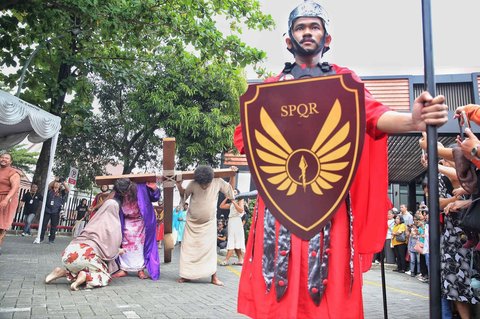 Khidmat Umat Katolik Peragakan Tablo Jalan Salib saat Peringati Jumat Agung