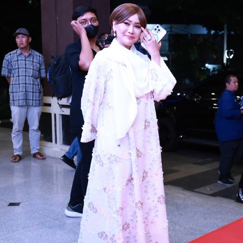 12 Penyanyi hingga Musisi Hadiri Pengajian 7 Hari Mendiang Titiek Puspa dengan Pakaian Serba Putih, Ada Rossa dan Afgan Datang Bareng