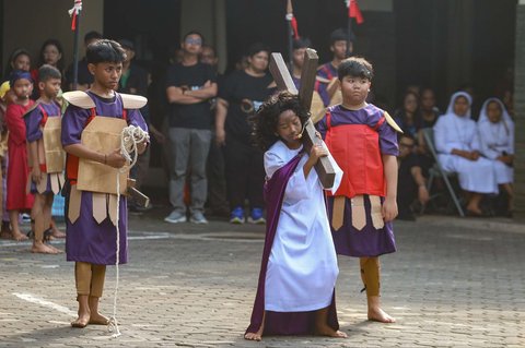 Semangat Anak-Anak Peringati Jumat Agung dengan Drama Penyaliban Yesus