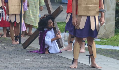 Semangat Anak-Anak Peringati Jumat Agung dengan Drama Penyaliban Yesus