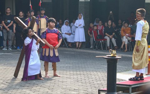 Semangat Anak-Anak Peringati Jumat Agung dengan Drama Penyaliban Yesus