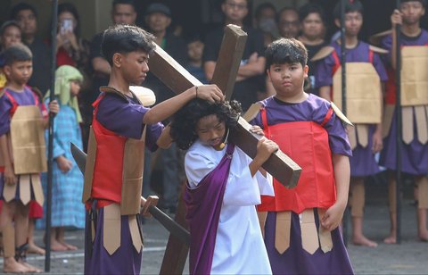 Semangat Anak-Anak Peringati Jumat Agung dengan Drama Penyaliban Yesus
