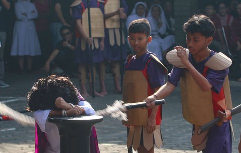 Semangat Anak-Anak Peringati Jumat Agung dengan Drama Penyaliban Yesus