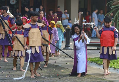 Semangat Anak-Anak Peringati Jumat Agung dengan Drama Penyaliban Yesus