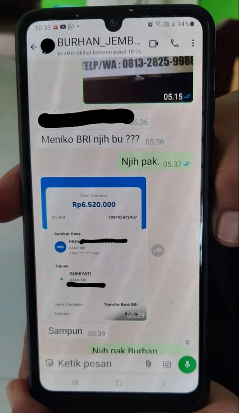 Sumiyati menunjukkan bukti transfer pembeli Bakpia 543 Sonder.