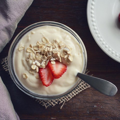 Ilustrasi Greek Yogurt dan Stroberi
