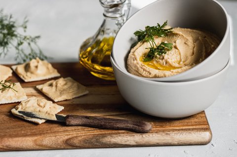 Ilustrasi Hummus dan Crackers Gandum