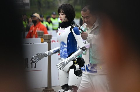 Sebuah robot humanoid ikut serta dalam lomba lari setengah maraton robot humanoid di Beijing,  China,  (19/04/2025).