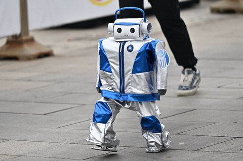 Sebuah robot ikut serta dalam lomba lari setengah maraton robot humanoid di Beijing,  China,  (19/04/2025).
