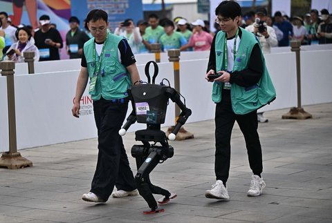 Sebuah robot humanoid ikut serta dalam lomba lari setengah maraton robot humanoid di Beijing,  China,  (19/04/2025).
