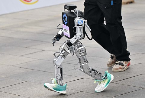 Sebuah robot humanoid ikut serta dalam lomba lari setengah maraton robot humanoid di Beijing,  China,  (19/04/2025).