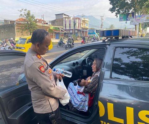 Istri dan Bayi yang Ditinggalkan Suami di Masjid Ciawi