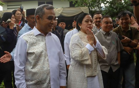 Ketua MPR RI Ahmad Muzani bersama Ketua DPR Puan Maharani dan Wakil Ketua DPR Sufmi Dasco Ahmad berbicara kepada wartawan saat gelar griya atau open house Hari Raya Idulfitri 1446 Hijriah di rumah dinas Ketua MPR Ahmad Muzani di Jalan Widya Chandra, Jakarta Selatan, Rabu (2/4/2025).