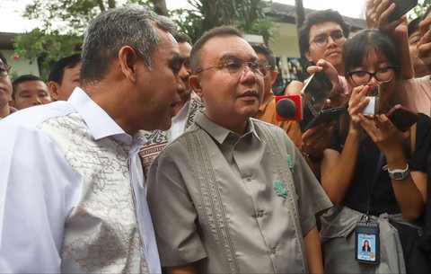 Ketua MPR RI Ahmad Muzani berbincang dengan Wakil Ketua DPR Sufmi Dasco Ahmad saat gelar griya atau open house Hari Raya Idulfitri 1446 Hijriah di rumah dinas Ketua MPR Ahmad Muzani di Jalan Widya Chandra, Jakarta Selatan, Rabu (2/4/2025).