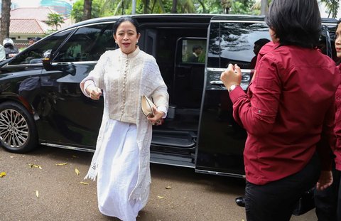 Ketua DPR Puan Maharani turun dari mobilnya saat menghadiri gelar griya atau open house Hari Raya Idulfitri 1446 Hijriah di rumah dinas Ketua MPR Ahmad Muzani di Jalan Widya Chandra, Jakarta Selatan, Rabu (2/4/2025).