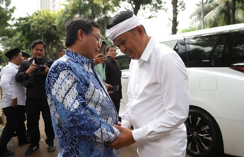 Sekjen Partai Demokrat Herman Khaeron dan Gubernur Jawa Barat Dedi Mulyadi saat gelar griya atau open house Hari Raya Idulfitri 1446 Hijriah di rumah dinas Ketua MPR Ahmad Muzani di Jalan Widya Chandra, Jakarta Selatan, Rabu (2/4/2025).