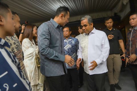 Ketua MPR RI Ahmad Muzani berbincang dengan Menko Infrastuktur Agus Harimurti Yudhoyono saat gelar griya atau open house Hari Raya Idulfitri 1446 Hijriah di rumah dinas Ketua MPR Ahmad Muzani di Jalan Widya Chandra, Jakarta Selatan, Rabu (2/4/2025).